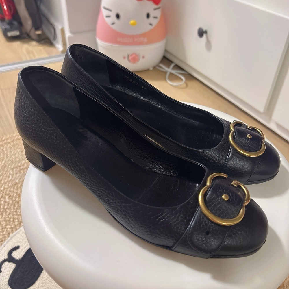 Gucci women Black Leather Flats with Gold Accent